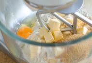 
                                  Eier, Butter, Zucker und Mehl in der Küchenmaschine kneten