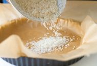 
                                  Den Tarte-Boden zum Blindbacken mit Reis beschweren